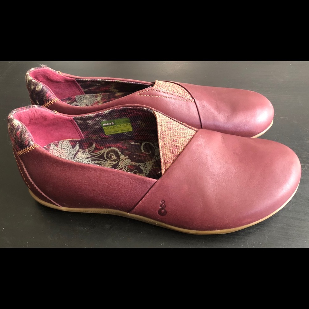 Ahnu Merlot/Burgundy/Wine flats shoes sz 8.5/39.5